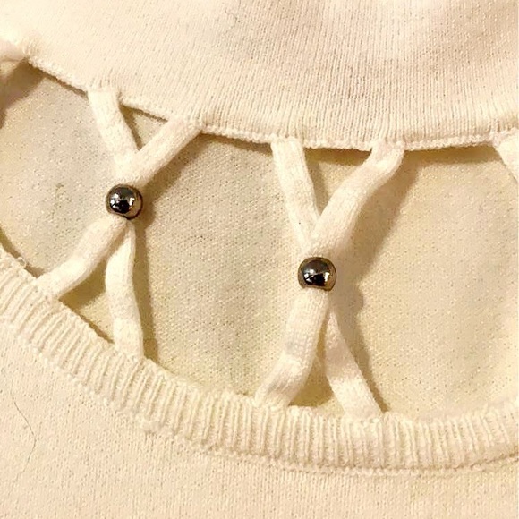 Adorable white light weight Jennifer Lopez sweater - Picture 4 of 5